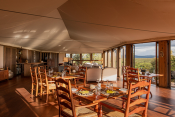 Hemingways Ol Seki Mara: Lounge und Essbereich