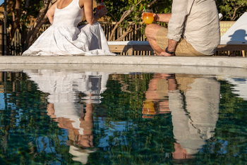 Muddy Teak Camp: Gäste mit Drinks am Pool