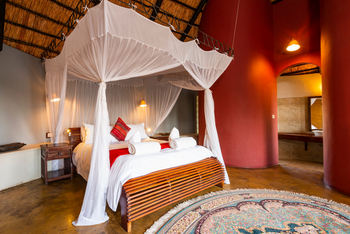 Mukambi Safari Lodge: Riverside Villa Schlafzimmer mit Doppelbett