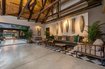 Sabi Sabi Bush Lodge: Lounge mit grünem Sofa und Tiermotiven