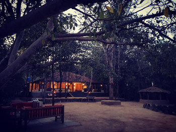 Shergarh Tented Camp: Camp House am Abend