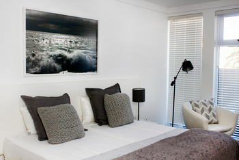 Swakopmund Luxury Suites: Sparsames Design