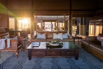 Wolwedans Plains Camp: Lounge