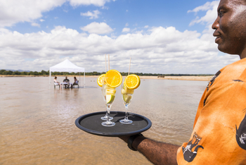 Zungulila Bushcamp: Drinks im seichten Fluss