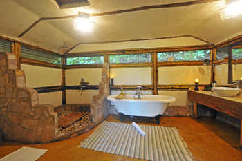 Buhoma Lodge: Gästebad