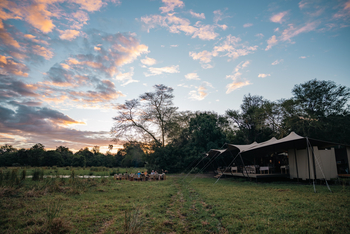 Chicari Camp: Hauptzelt in der Dämmerung