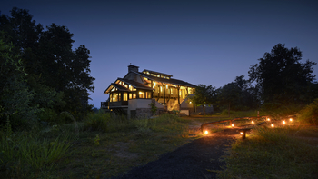 Denwa Backwater Escape: Beleuchtetes Haupthaus