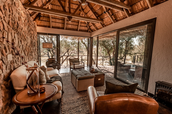 Dulini Moya: Private Lounge
