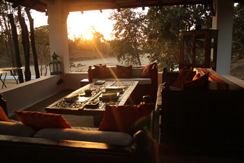 Flame of the Forest Safari Lodge: Lounge im Abendlicht