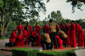 Gibb's Farm: Gemeinde