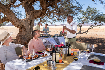 Hoodia Desert Lodge: Lunch im Schatten eines Kameldornbaums