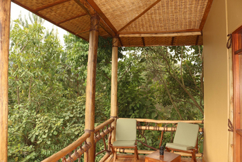 Ichumbi Gorilla Lodge Ichumbi Gorilla Lodge: Veranda an einem Cottage