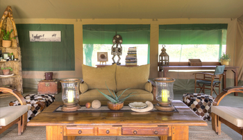 Kicheche Bush Camp: Coffee Table und Sofa