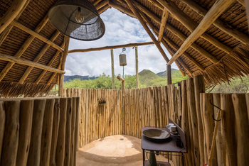 Koros Camp: Halboffenes Bad