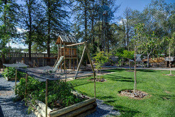 Naankuse @ Utopia: Garten mit Spielplatz