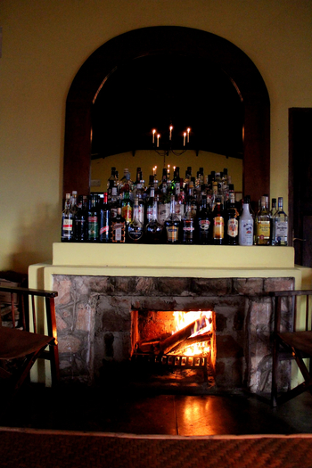 Ndali Lodge: Bar und Kamin