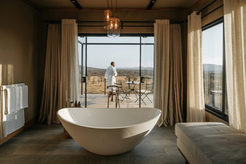 Nimali Serengeti Camp: Badezimmer mit Badewanne und Ausblick