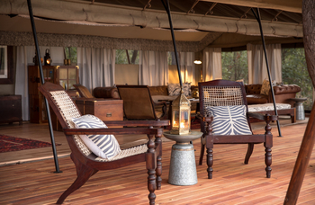 Okavango Explorers Camp Okavango Explorers Camp: Stühle auf dem Deck