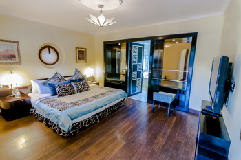 Sawai Madhopur Lodge: Bett und Badzugang