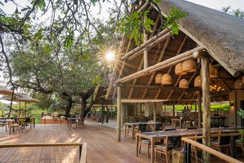 Thornybush Game Lodge: Übergang zur Veranda