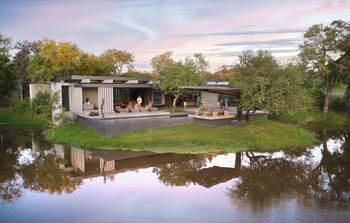 Cheetah Plains: Gäste entspannen in Safari-Lounge am Wasser