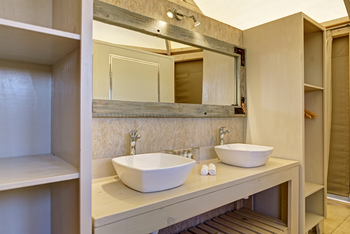 Desert Hills Glamping: Gästebad