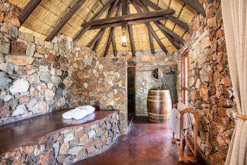 Eagle Tented Lodge: Bad im Hemingway Chalet