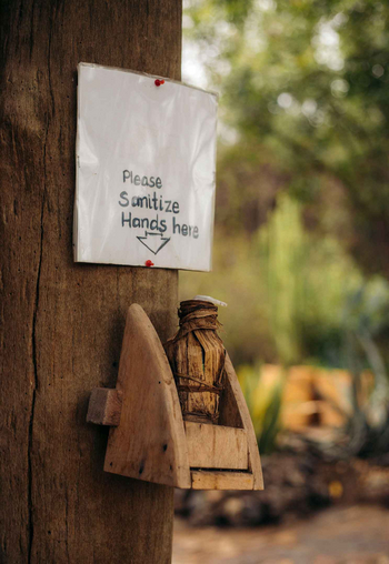 KIA Lodge: Holzpfosten mit Handdesinfektionsstation im Freien