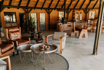 Okonjima Luxury Bush Camp: Lounge und Speisesaal