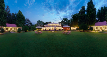Sawai Madhopur Lodge: Rasen vor dem Hotel