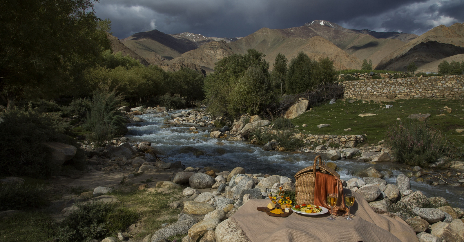 The Grand Dragon Hotel The Grand Dragon Hotel: Picknick am Bach
