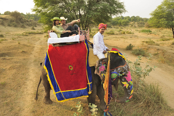 The Oberoi Rajvilas: Elefantensafari am Naila Fort