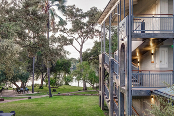 The Palm River Hotel: Außentreppen