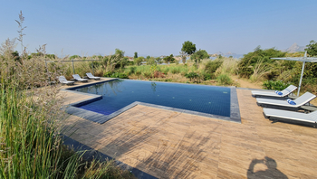 Amritara Jawai Sagar: Pool mit Liegestühlen