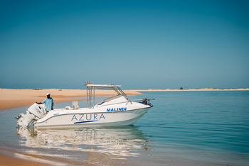 Azura Benguerra Island: Skipper mit Motorboot