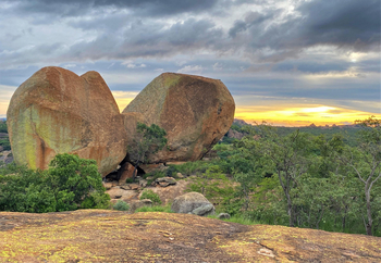 Big Cave Camp Big Cave Camp: Felsen und grauer Himmel