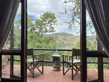 Big Cave Camp Big Cave Camp: Gästezimmer mit Außenbereich und Sitzgelegenheiten