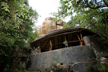 Camp Amalinda: Lounge unterhalb der Granitfelsen