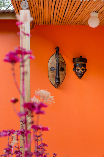 Chameleon Hill Forest Lodge: Holzmasken an Wand