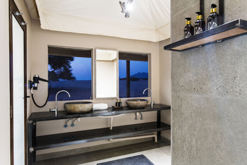 Dead Valley Lodge: Doppelwaschtisch