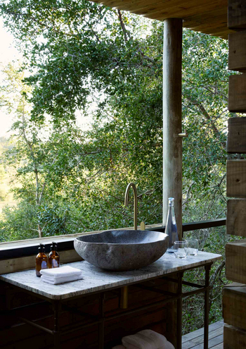 Lion Sands Tinveleti Treehouse: Offenes Buschbad mit Steinwaschbecken