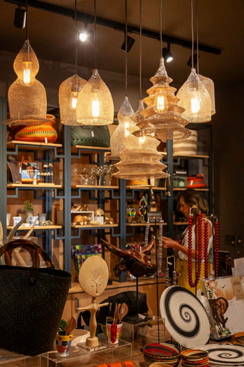 Madikwe Hills Private Game Lodge: Safari-Boutique mit handgefertigten Souvenirs und Beleuchtung