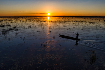 Mapula Lodge: Mokoro und tief stehende Sonne