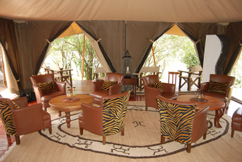 Mara Ngenche Safari Camp: Tische und Sessel
