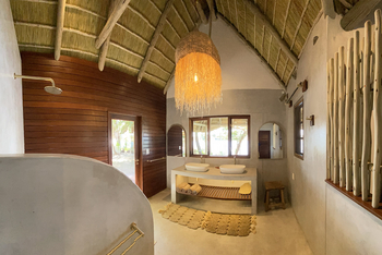 Ndhovu Safari Lodge: Bad mit Doppelwaschtisch