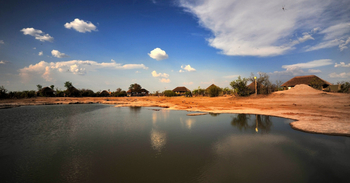 Nehimba Lodge: Chalets am Wasserloch