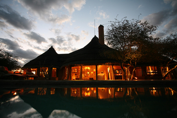 Okonjima Luxury Bush Camp: Abendbeleuchtung