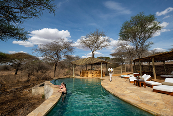 Oliver's Camp: Gäste im Pool