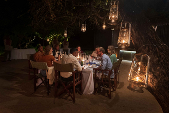 Sabi Sabi Bush Lodge: Gäste genießen Abendessen unter Laternen