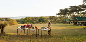 Sanctuary Ngorongoro Crater Camp: Koch bei der Vorbereitung